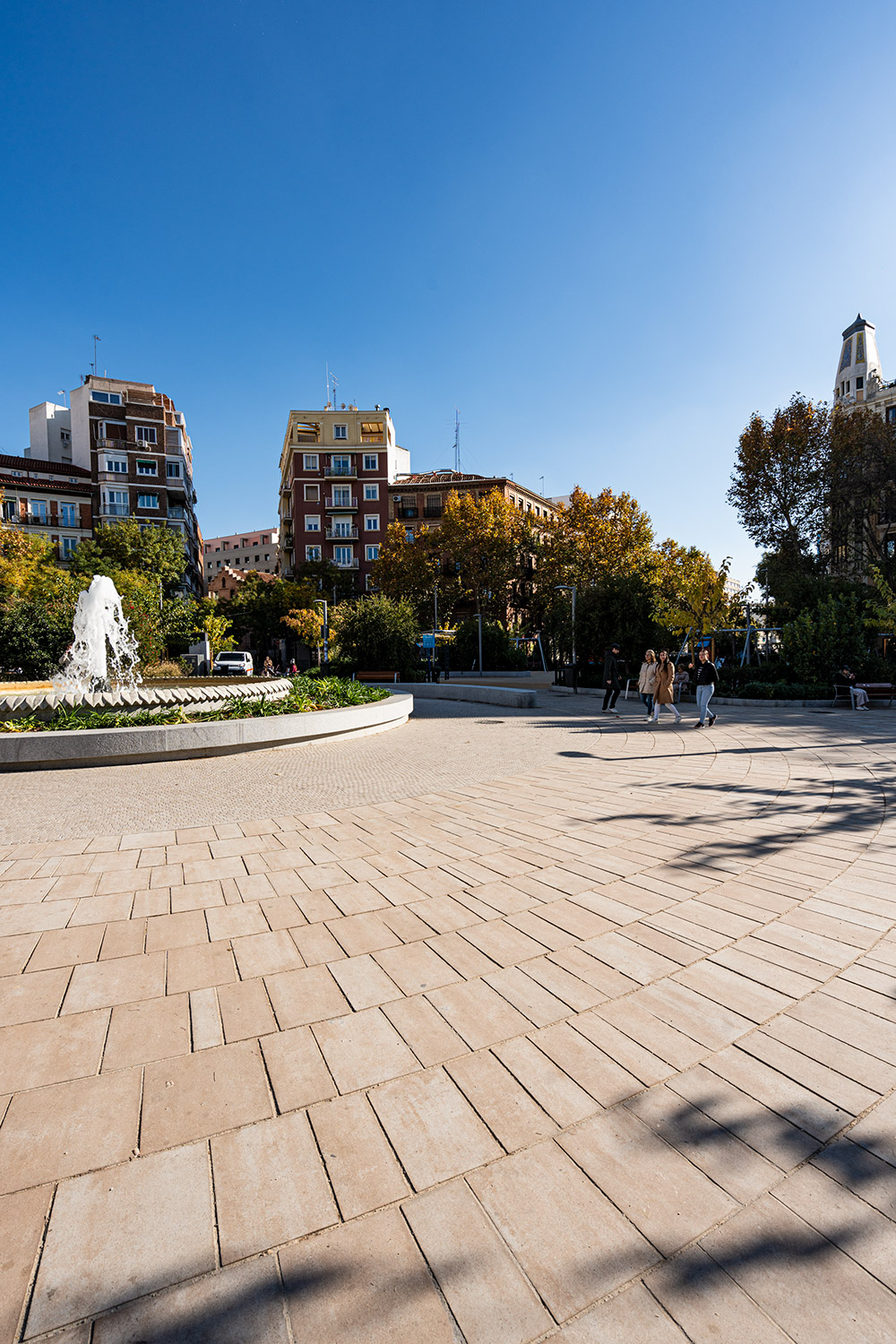 plaza-remodelacion-chamberi-peatonalizacion-madrid-urbanismo-ecologico-permeable-losa-pavimentos-hormigon-sostenible-quadro-fotocatalitico-drenaje-01 Parque Caleido Madrid